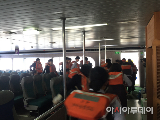 한일블루나래호에 승선한 태인고등학교 학생들