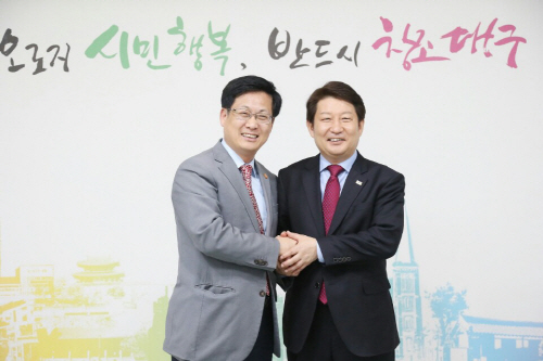 최성 고양시장이(좌) 권영진 대구광역시장(우)을 만나 대구시와