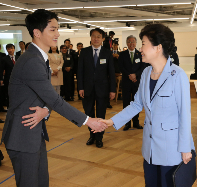 송중기와 인사하는 박 대통령