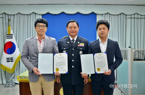 경사 김대성(좌), 순경 백성흠(우)