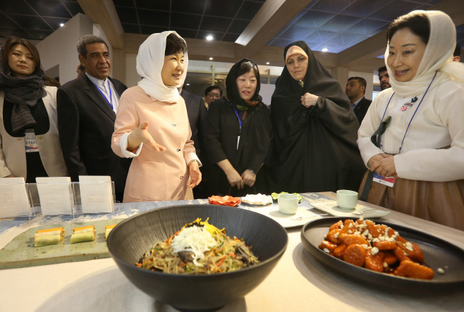 전통 음식 관람하는 박 대통령