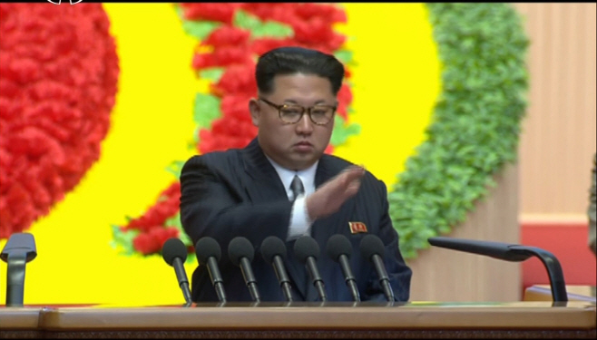 이어지는 박수에 만류하는 김정은
