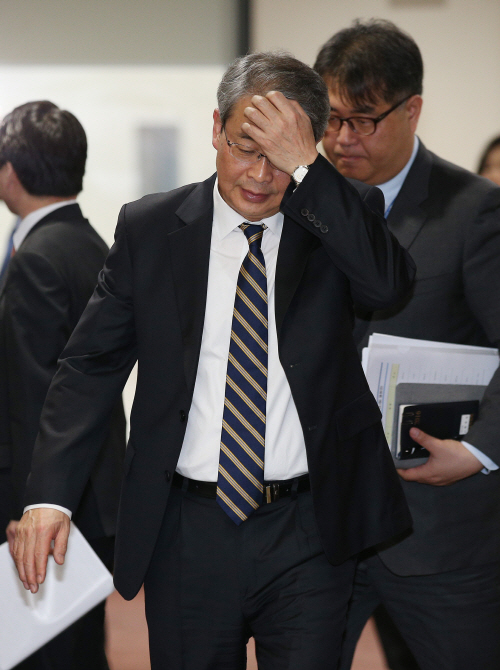 회의실 나서는 굳은 표정의 임종룡<YONHAP NO-1046>