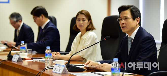 황교안 총리, 서비스업 수출강소기업 현장간담회 주재