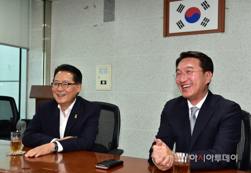 [포토] '화기애애' 박지원 원내대표와 현기환 청와대 정무수석