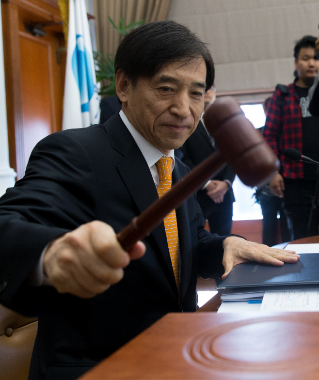 의사봉 두드리는 이주열 총재