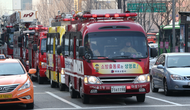 소방차 길 터주기 훈련<YONHAP NO-2050>