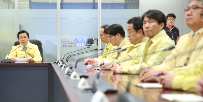대피 훈련 점검하는 황 총리
