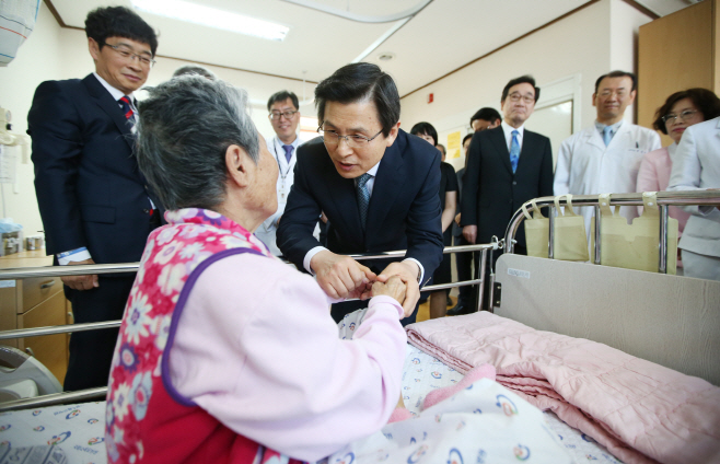 환자 위문하는 황교안 총리