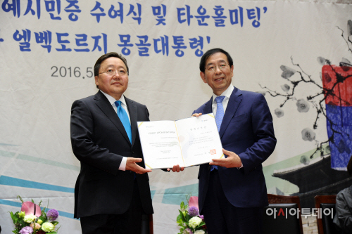 차히아 엘벡도르지 몽골대통령에게