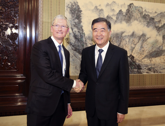 CHINA-BEIJING-WANG YANG-TIM COOK-MEETING (CN)