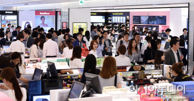 [포토]신세계면세점 명동점 오픈날, 많은 인파 몰려...