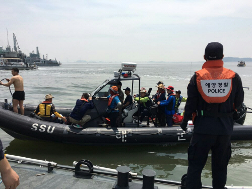 해군2함대, 낚시어선 좌초 승객 12명 전원 구조