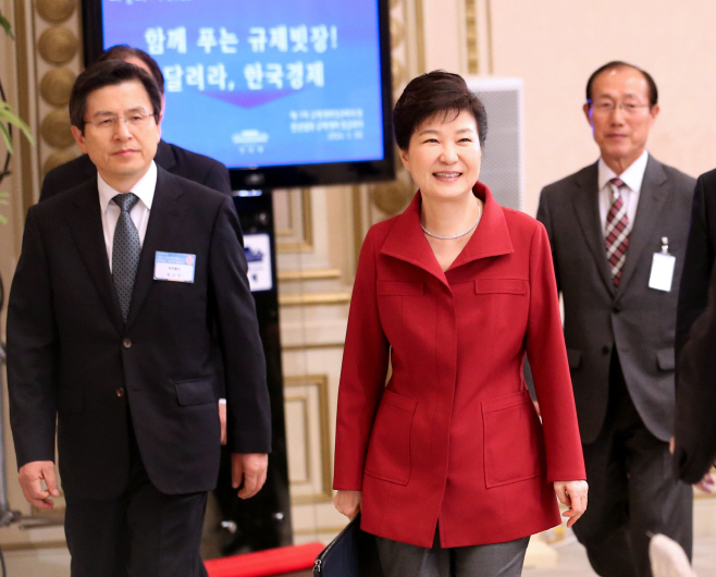 <규제개혁>박 대통령, 규제개혁회의 참석