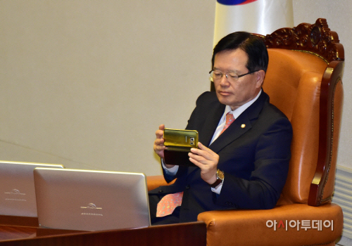 [포토] 19대 마지막 본회의 사진으로 남기는  정의화 국회의장