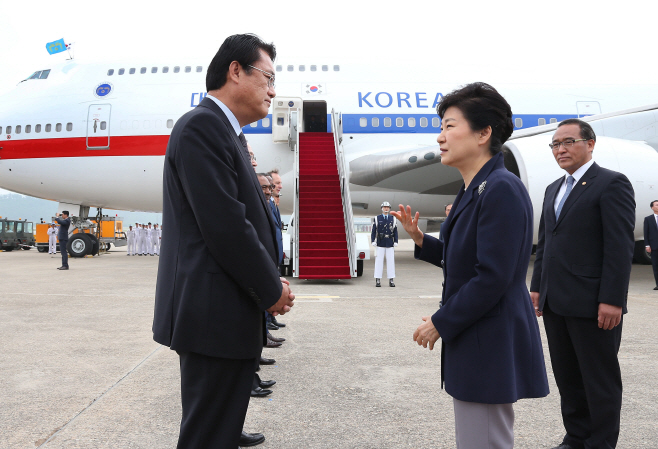 대화하는 박 대통령과 정진석 원내대표