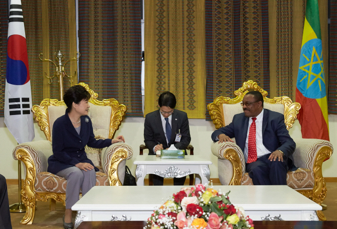 에티오피아 총리와 환담하는 박 대통령