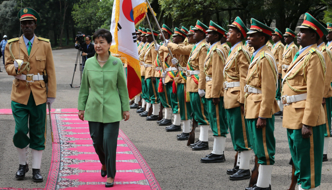 박 대통령, 에티오피아 의장대 사열
