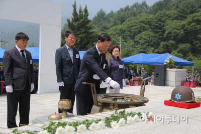 김성기 가평군수, 조중윤 군의회 의장 헌화 및 분향