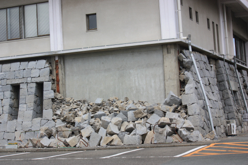 일본 구마모토시 무도관의 무너진 석벽<YONHAP NO-2273>