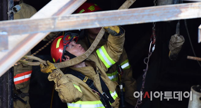 [포토] 구조작업 중인 소방대원