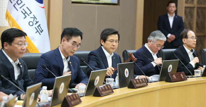 국무회의 주재하는 황교안 총리