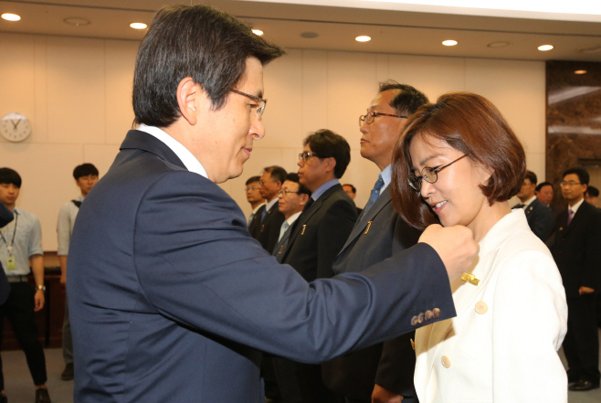 황 총리, 가수 이선희씨에게 포상