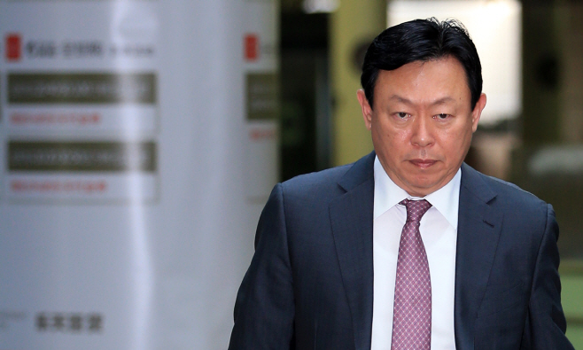 신동빈 롯데 회장 출근<YONHAP NO-1404>