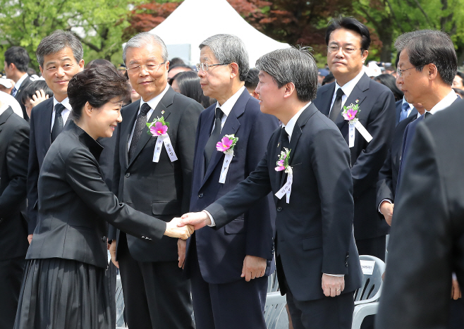 인사하는 박근혜 대통령과 안철수 공동대표
