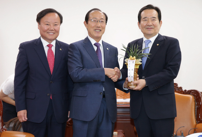 박근혜 대통령 축하 난 받는 정세균 의장