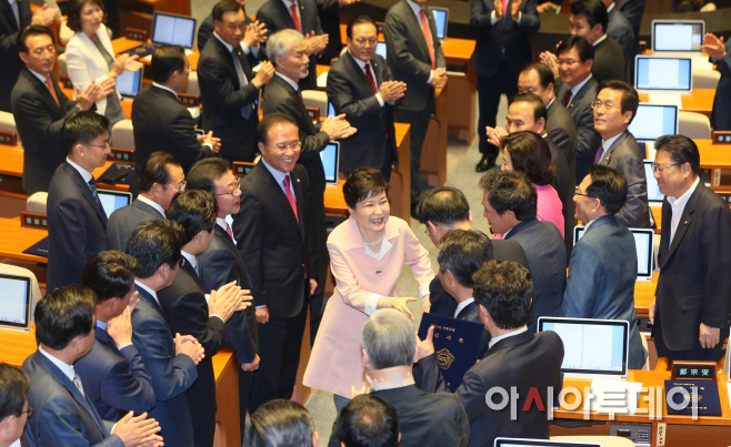 [포토] 박수 받으며 본회의장 나서는 박근혜 대통령