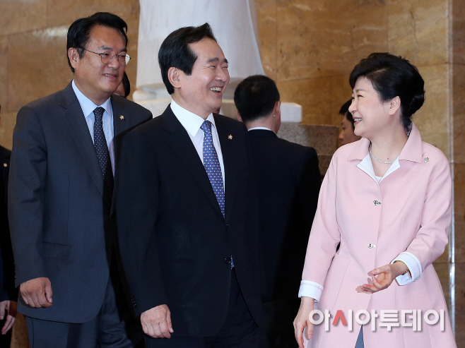 [포토] 환하게 웃으며 대화 나누는 박근혜 대통령과 정세균 국회의장