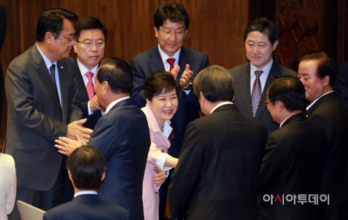 [포토] 악수 나누는 박근혜 대통령과 김무성 전 대표