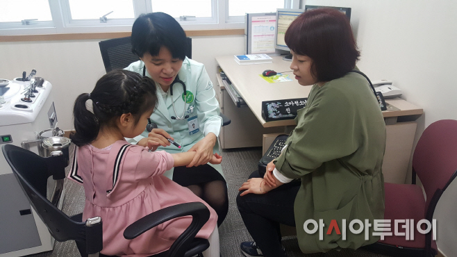 영도병원 소아청소년과 박상인 과장 진료장면 1