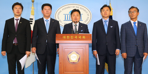 기자회견하는 더민주 부산지역 의원들