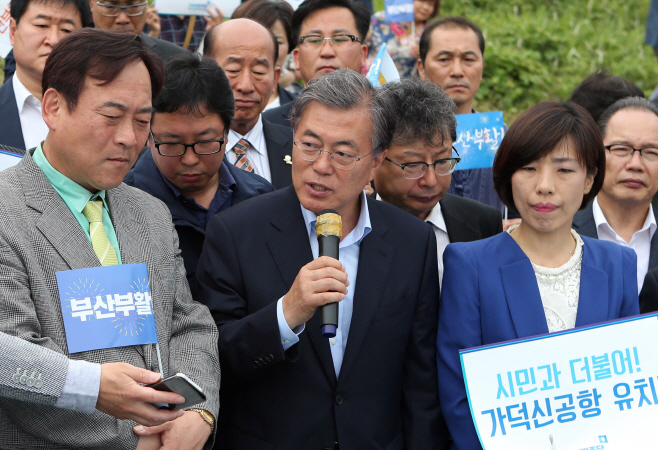 가덕신공항 질문하는 문재인<YONHAP NO-1370>