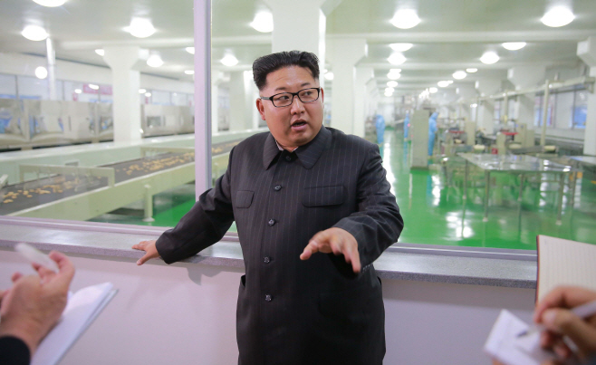 평양곡산공장 방문한 북한 김정은 위원장