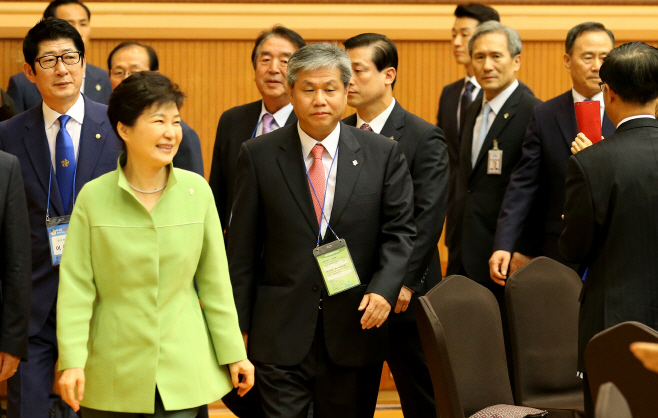 김관진 국가안보실장 민주평통 회의 참석