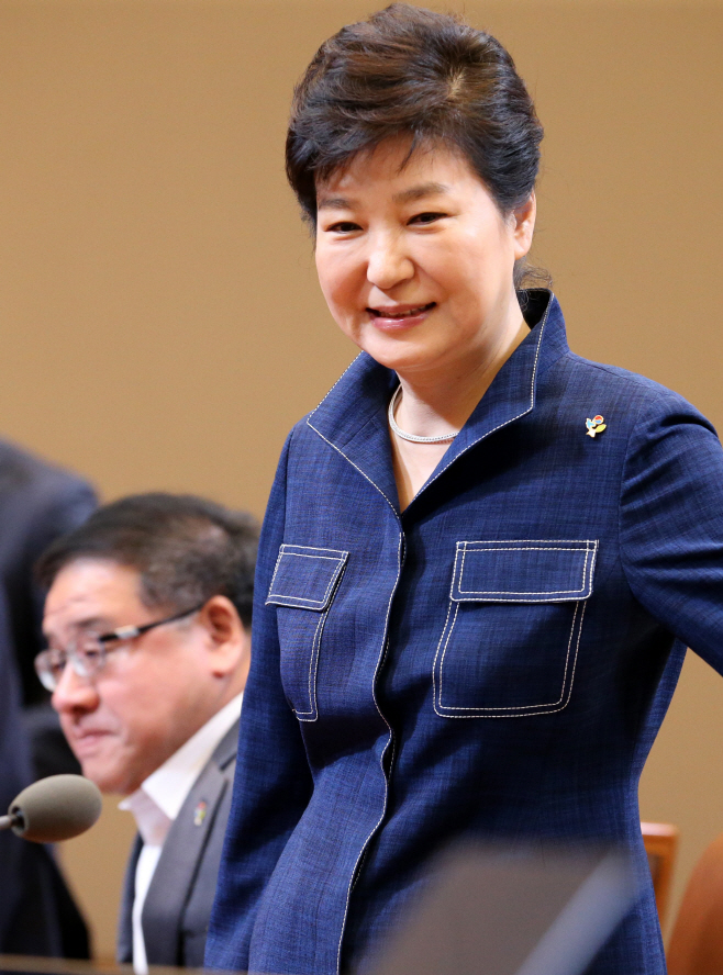 수석비서관회의 참석하는 박 대통령