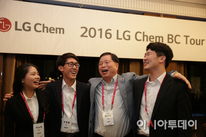 박진수 부회장 일본 인재채용 행사 주관_어깨동무