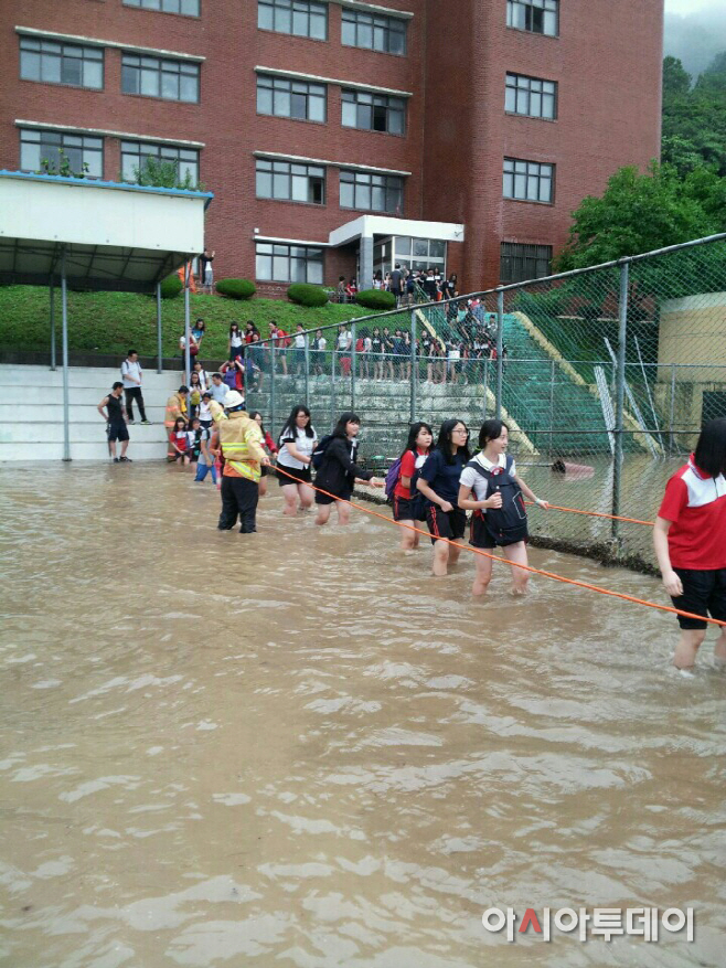 부산소방, 양덕여중 고립된 학생 400명 구조 완료