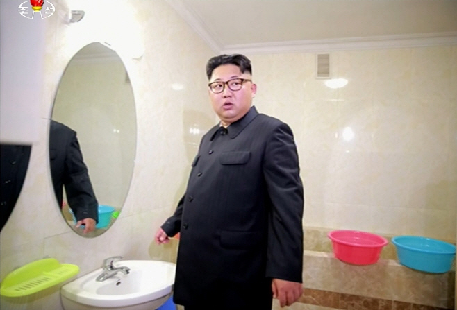 北김정은, 평양중등학원 시찰…국무위원장 취임 후 첫 공개활동