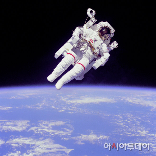 NASA 우주복을 착용한 우주비행사