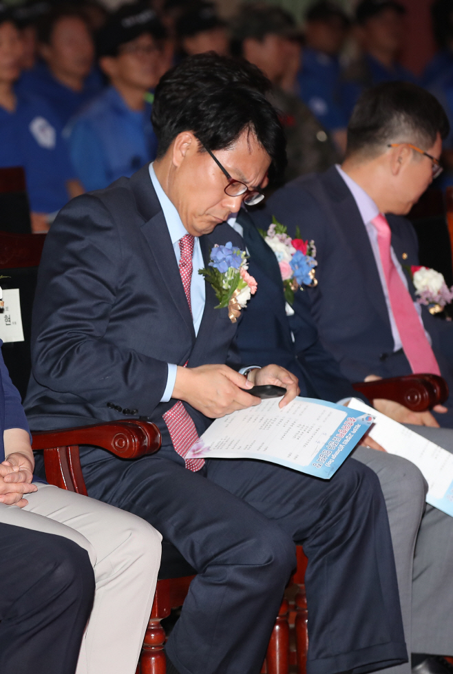 휴대폰 보는 윤상현 의원