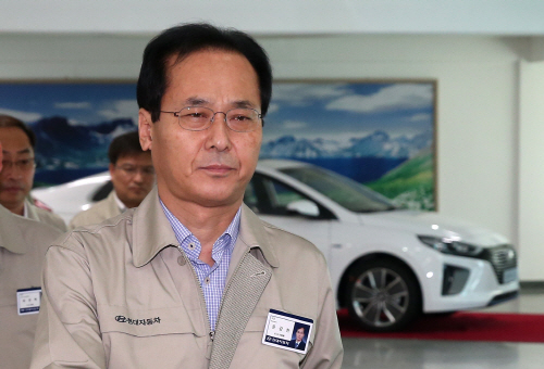 굳은 표정의 윤갑한 현대차 사장