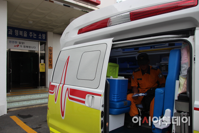 구급대원 아이스박스 정리 장면
