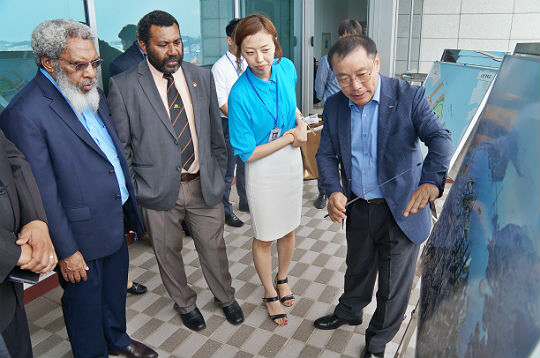 파퓨아뉴기니 국회의장 부산신항 방문