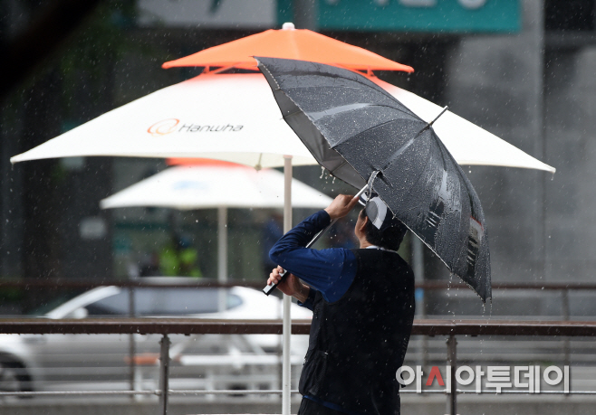 [포토]저 파라솔이 내 우산이었으면...