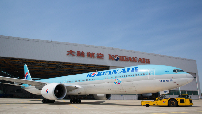 한국 방문의 해 엠블럼 래핑한 대한항공 항공기