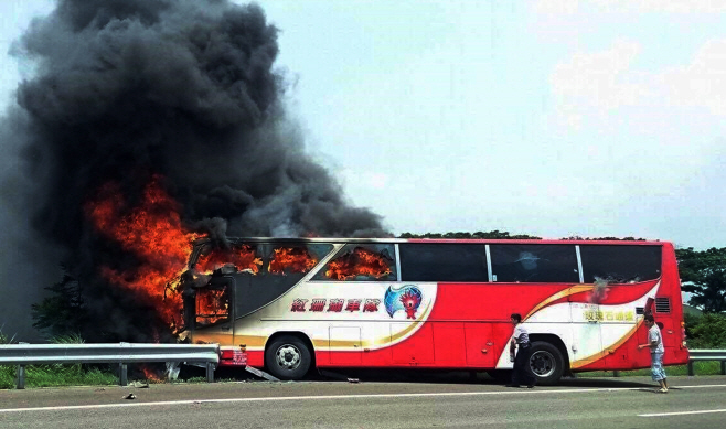 Taiwan Bus Crash <YONHAP NO-4319> (AP)